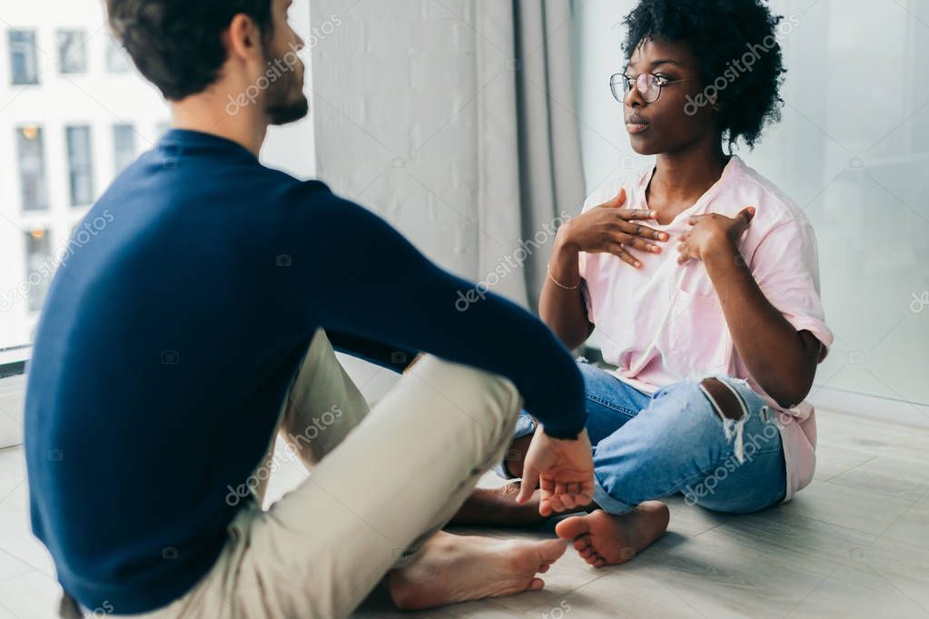 Immagine concettuale che rappresenta l’equilibrio in una relazione di coppia